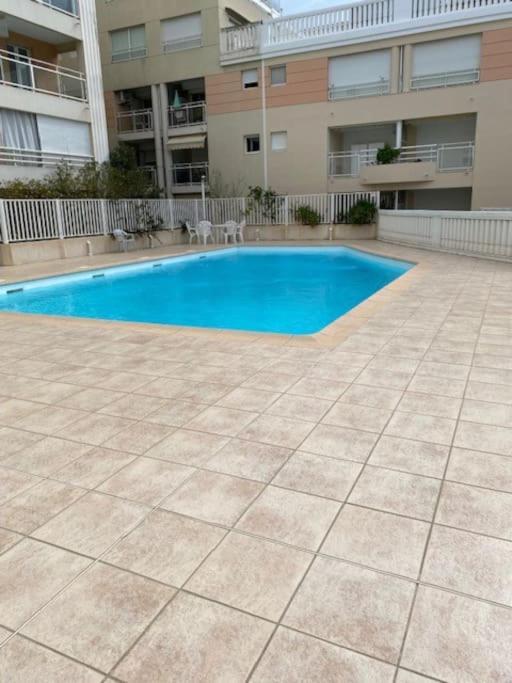 F2 Climatise A Golfe -juan En Front De Et Piscine *