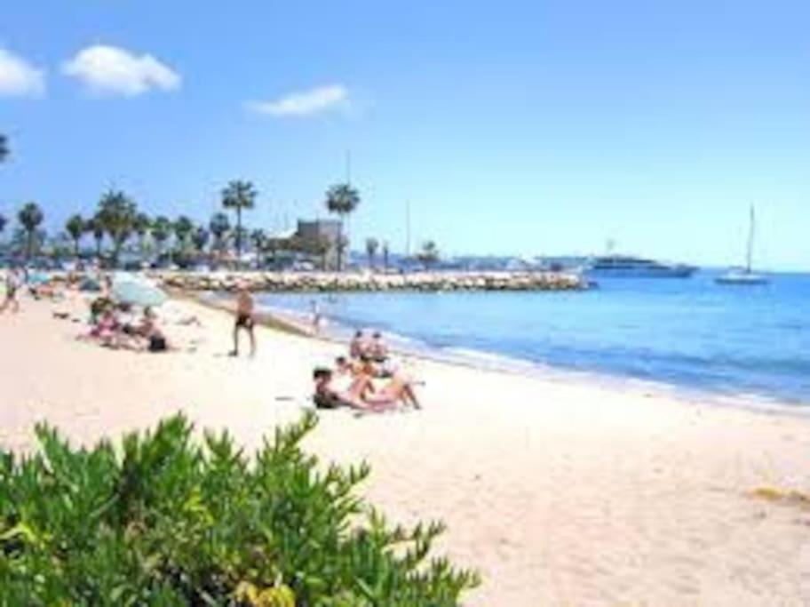 F2 Climatise A Golfe -juan En Front De Et Piscine Vallauris